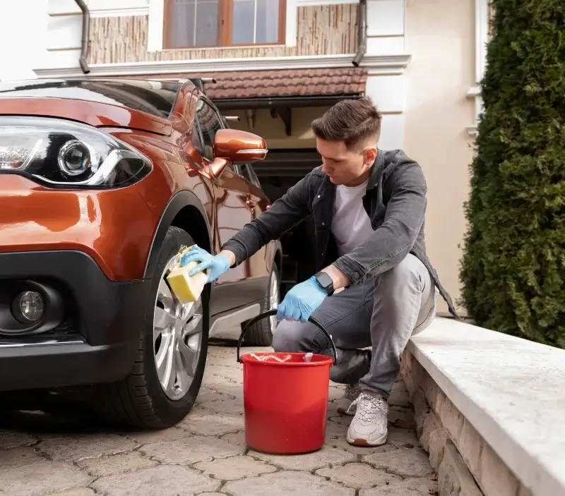 Lavage auto à domicile Sarzeau : professionnel intervenant sur un véhicule